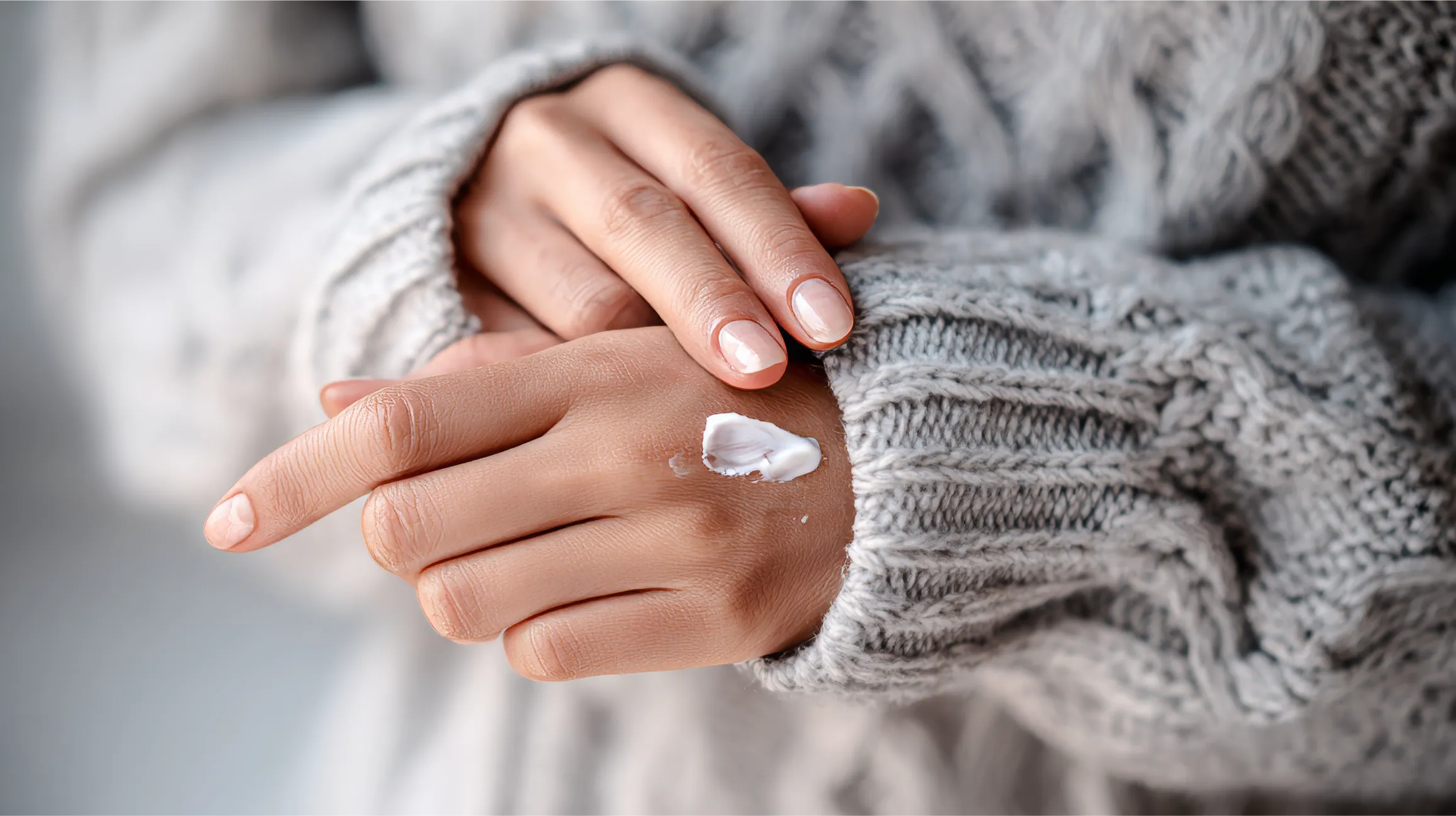 Manos con crema de manos