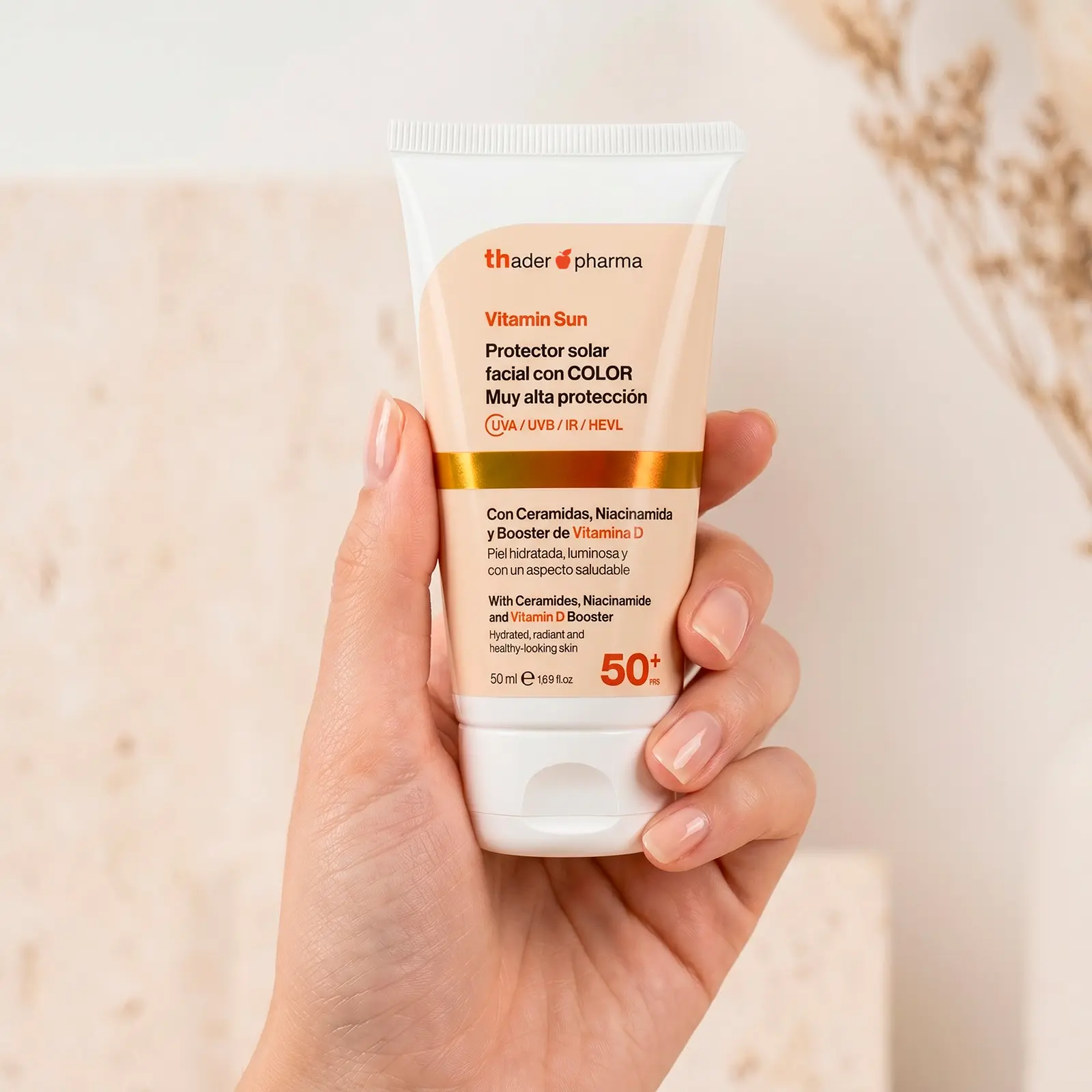 Protector solar facial con color Vitamin Sun de Thader Pharma